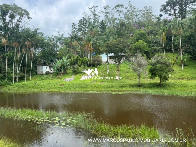 SÍTIO COM LAGO ENORME EM MEIO A NATUREZA