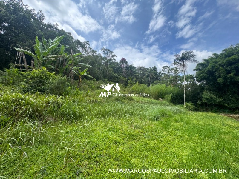 SÍTIO COM LAGO ENORME EM MEIO A NATUREZA