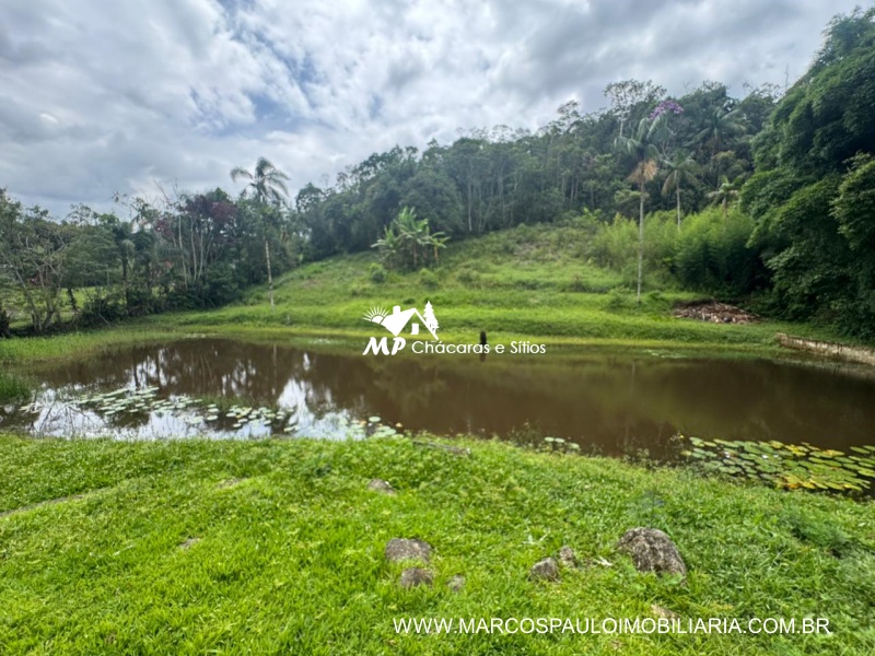 SÍTIO COM LAGO ENORME EM MEIO A NATUREZA