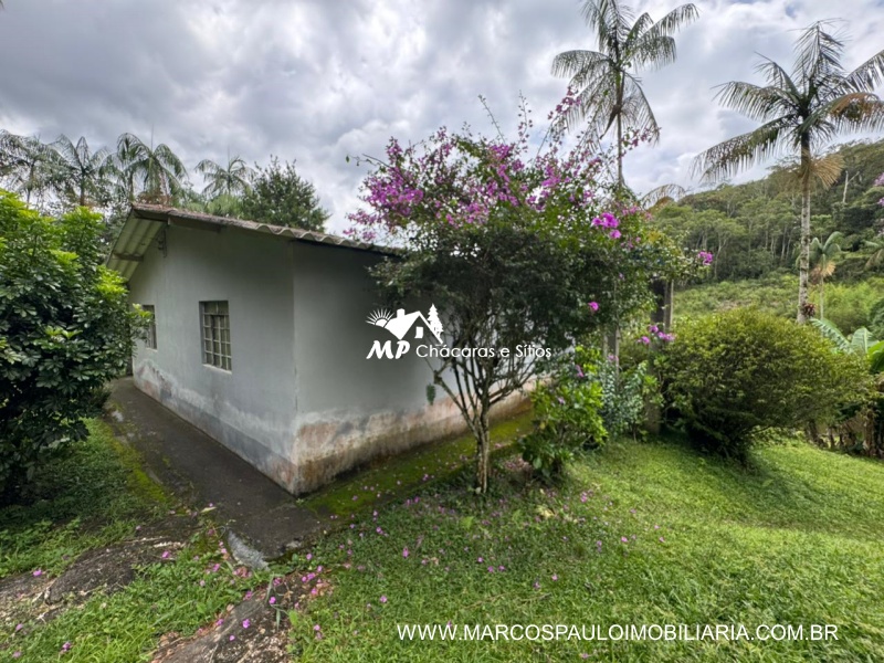 SÍTIO COM LAGO ENORME EM MEIO A NATUREZA