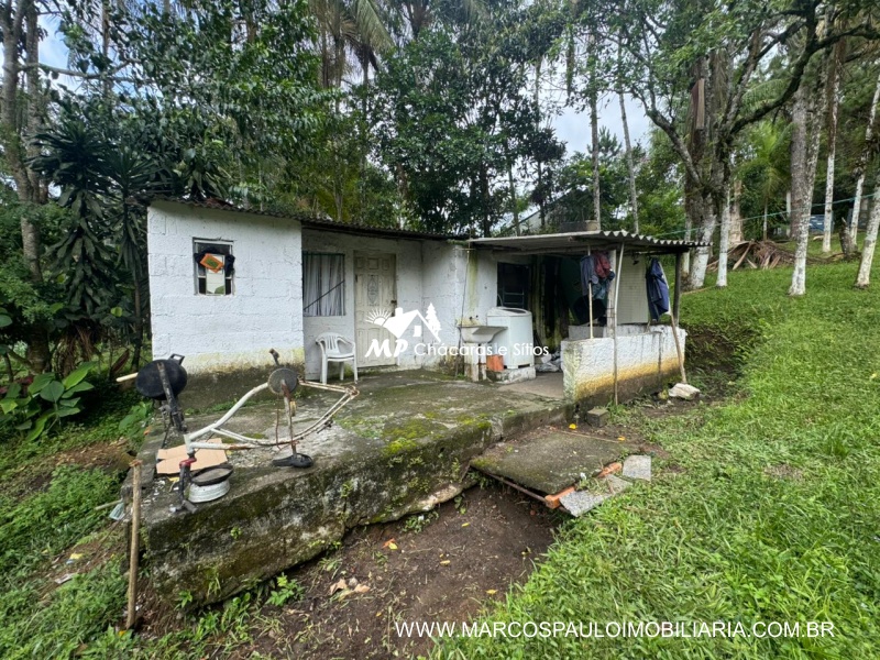 SÍTIO COM LAGO ENORME EM MEIO A NATUREZA