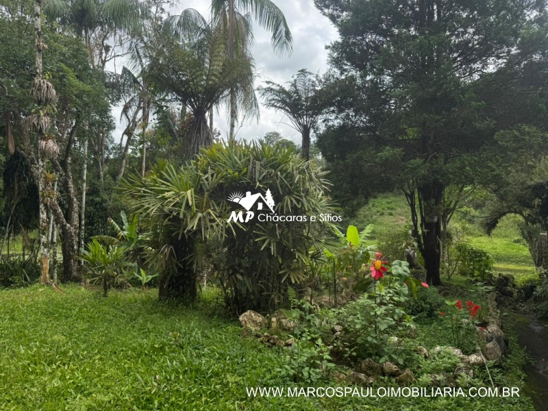 SÍTIO COM LAGO ENORME EM MEIO A NATUREZA