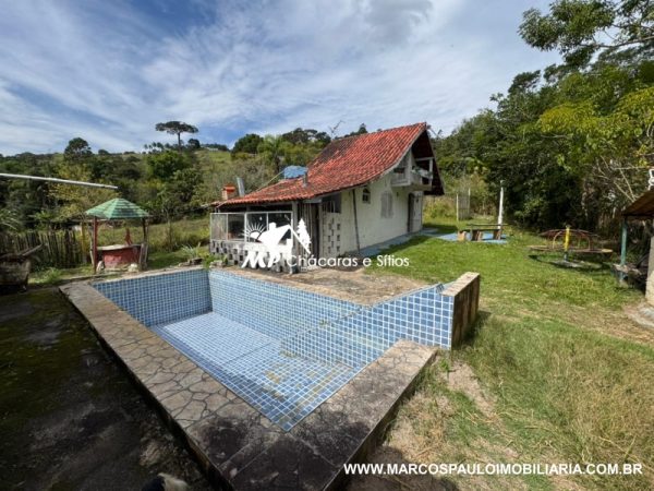 CHALÉ EM MEIO A NATUREZA