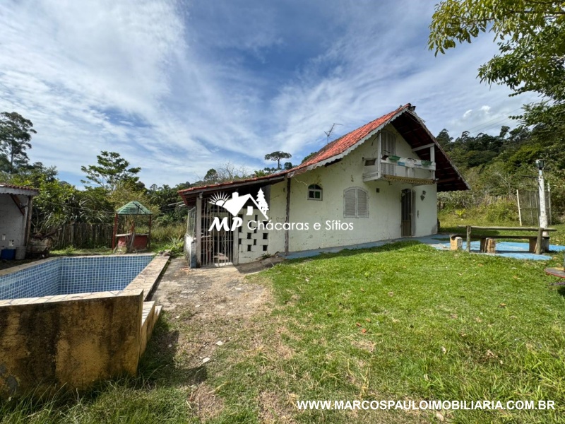 CHALÉ EM MEIO A NATUREZA