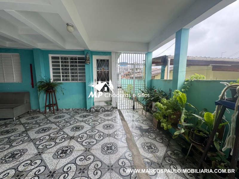 TRÊS CASA NA REGIÃO CENTRAL DE BIRITIBA MIRIM